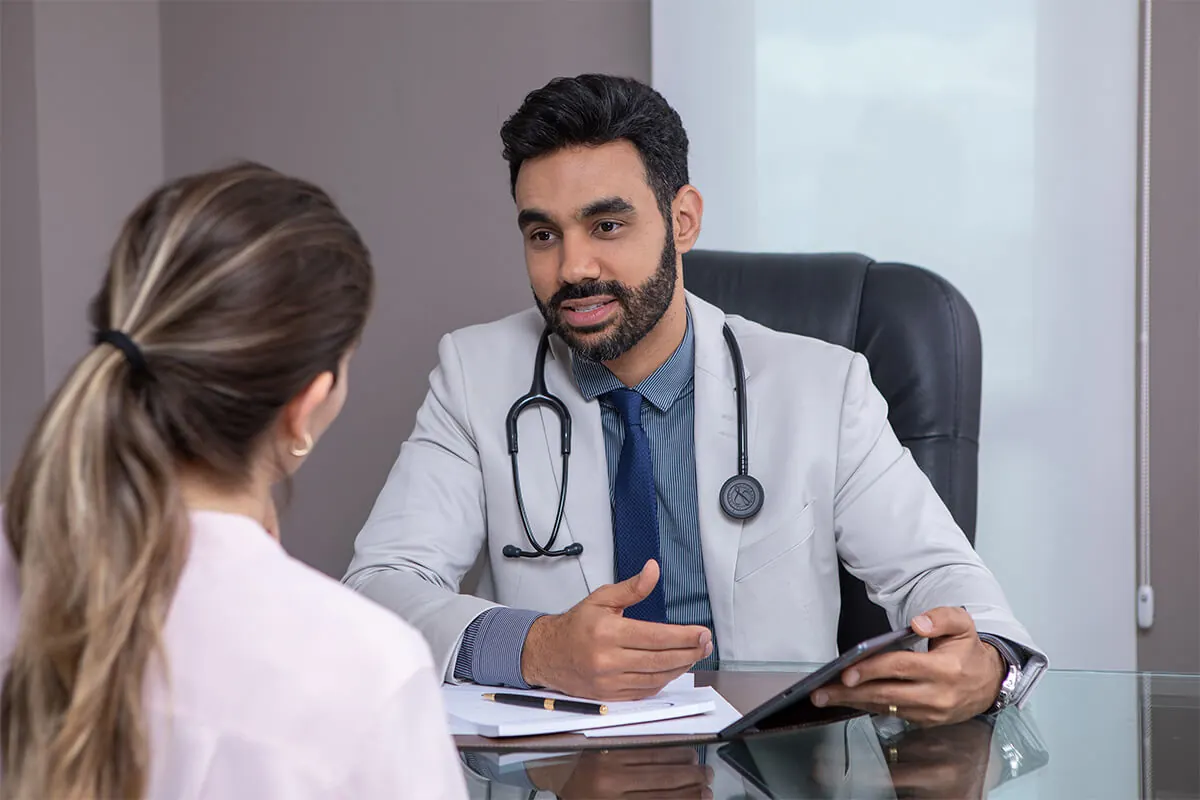 Dr. Wiler conversando com paciente