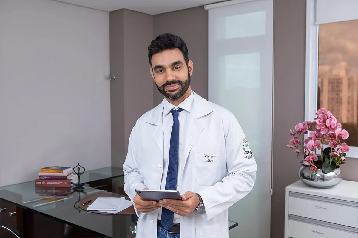 Dr. Wiler Costa no consultório