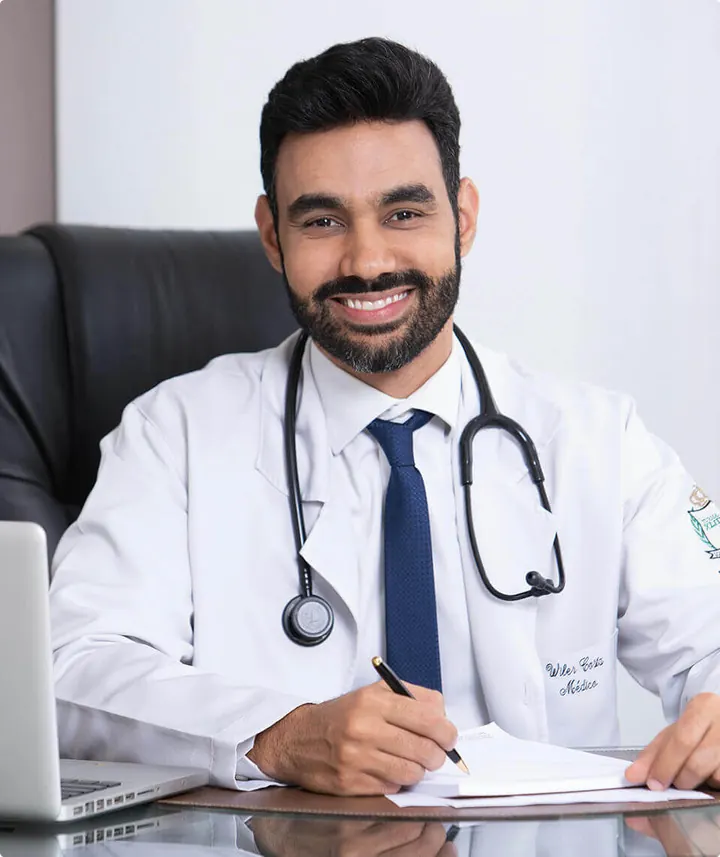 Dr. Wiler Costa em seu consultório