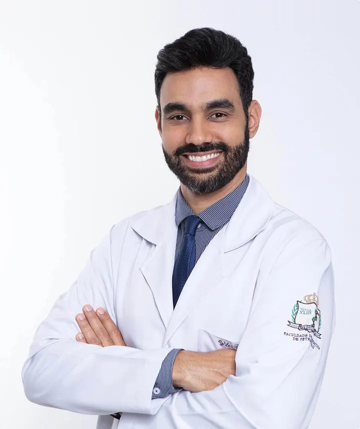 Dr. Wiler Costa de jaleco