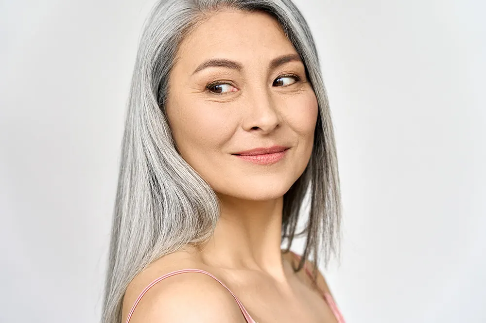 Mulher madura sorrindo, com bem-estar
